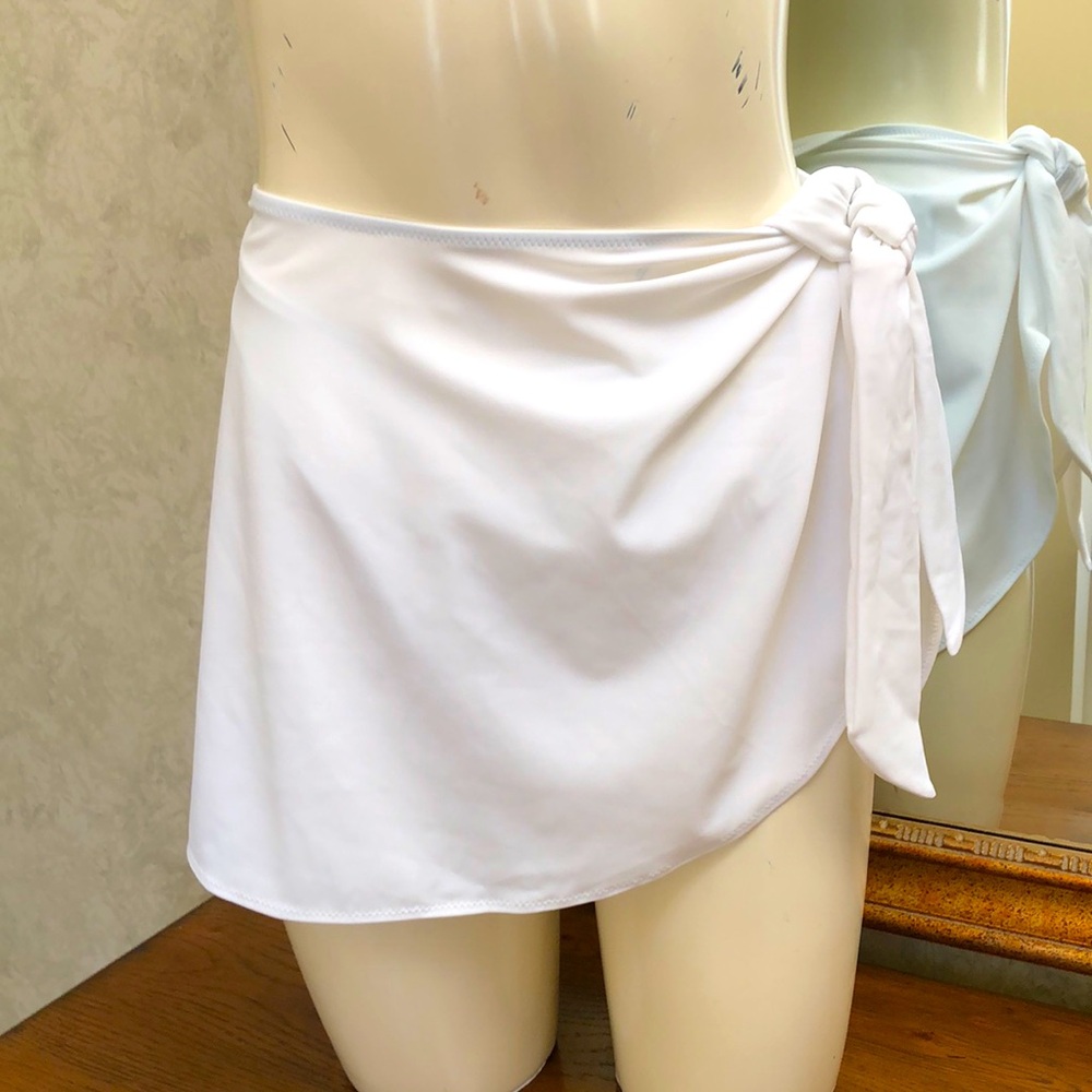 New women’s white skirtini.  (Bottom/w skirt cover-up). Size XL.  Shade & Shore.